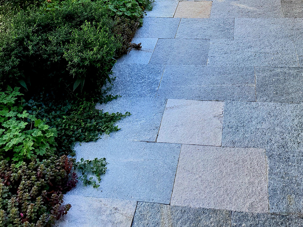 Pflege von Plätzen, Wegen und Mauern | Ovenstone AG